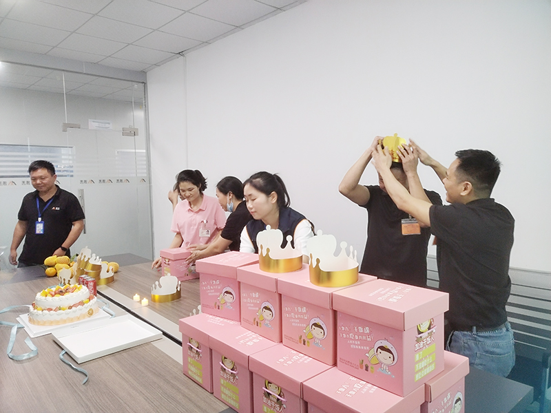 耀世导热材料:举办员工生日会 爱心传递暖人心