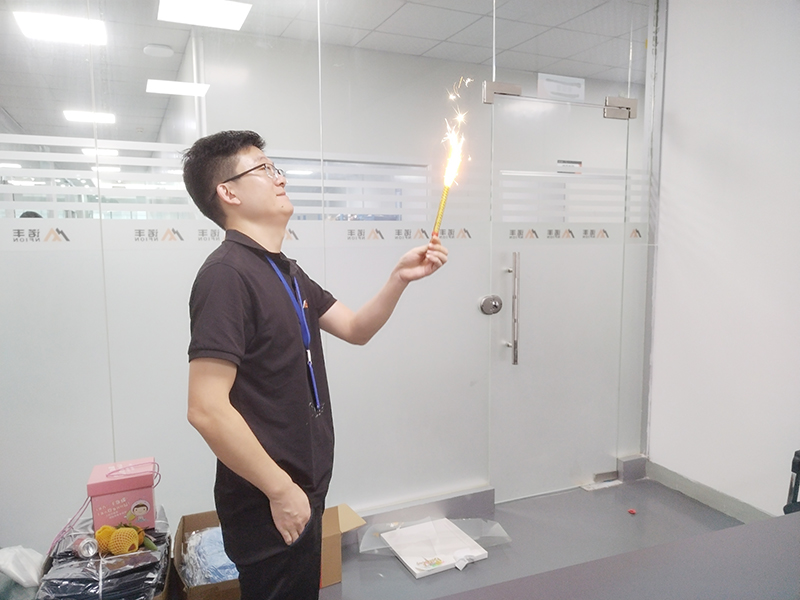 耀世导热材料:举办员工生日会 爱心传递暖人心